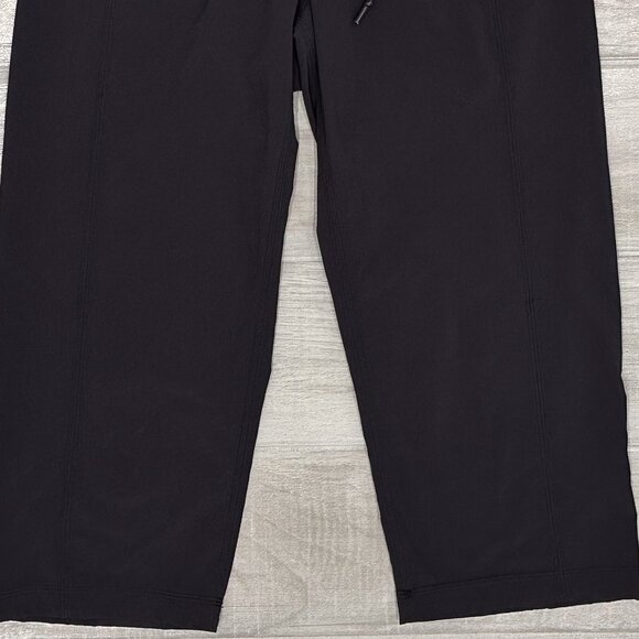 Lululemon Low-Rise Step Lively Lightweight Loose Crop Pants in Black Size 4 - Picture 8 of 16